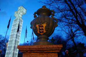 декоративные вазы возле стеклянного креста на площади Свободы
