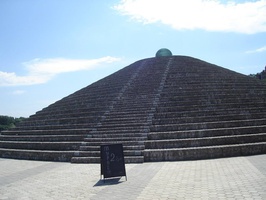 Жарко было, как в Мезоамерике. И мерещились жертвенные пирамиды