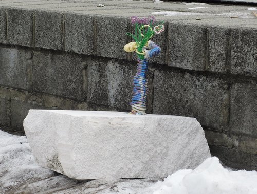 миниатюрные проволочные фигурки на улицах Владивостока