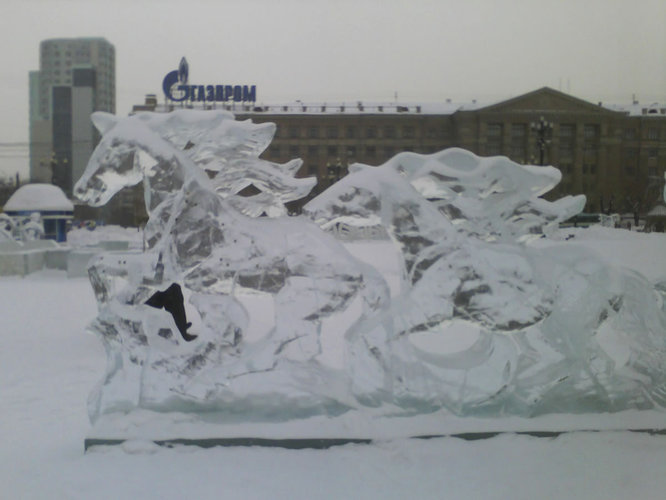 Противоположный конец страны, Хабаровск. Ледяные скульптуры. Тот, кто там часто бывал, уже к ним привык.