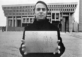 Карл Саган с пластиной для зонда "Пионер-10". Саган предложил посылать, послание к внеземным цивилизациям 