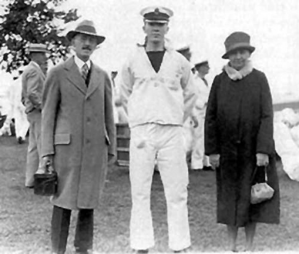Хайнлайн в белой форме мичмана с родителями  в 1927 году