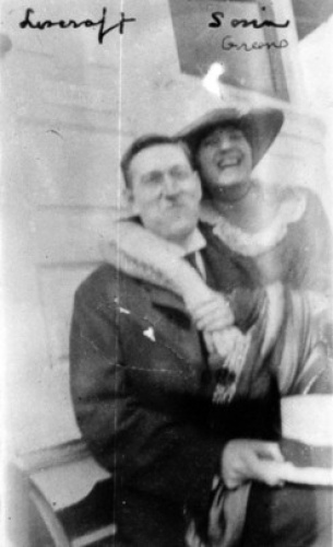  В 1921 году Лавкрафт посетил съезд журналистов-любителей в Бостоне, где познакомился с Соней Грин, своей будущей женой