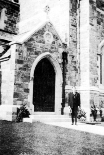  Говард перед Епископальной церковью Святого Мартина, Провиденс, 1919 г.