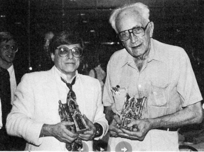   Харлан Эллисон и Фриц Лейбер с премиями Брэма Стокера, 1988 г.