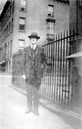  Лавкрафт в шляпе и пальто, Бруклин, 1925 г.
