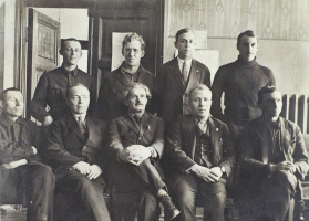  В центре (стоят): Н. Ловцов и М Ройзман (1927 г.)
