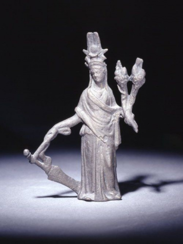 Илл. 91. Бронзовая фигурка Исиды-Тюхе-Фортуны, 2-ой век. н.э. Эта композитная богиня судьбы изображена держащей рог изобилия и рулевое весло.