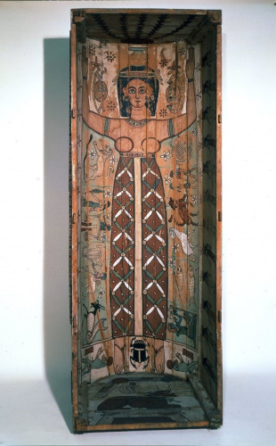 Илл. 90. Внутренняя часть окрашенного деревянного гроба Сотера из Фив, 1-ый век н.э. Богиня неба Нут изображена окружённой знаками Зодиака.