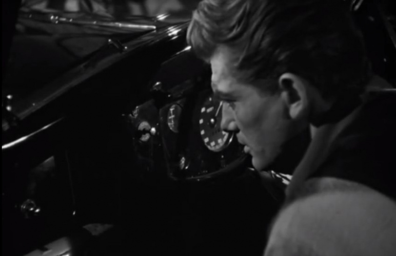 Жан Маре в роли Орфея принимает радиосообщения с «той стороны». Кадр из фильма «Орфей» Жана Кокто.